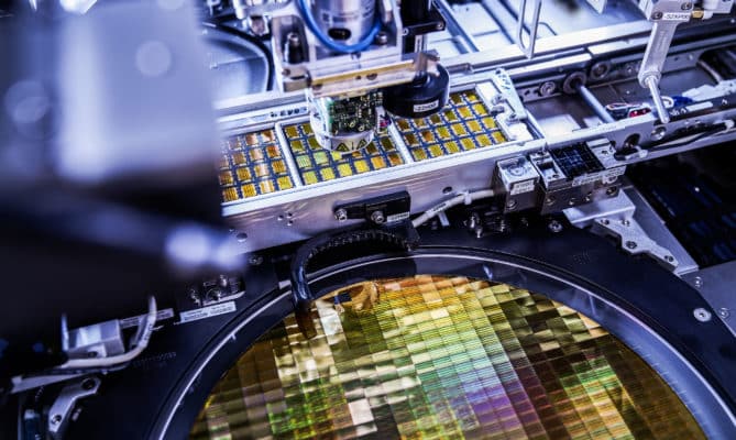 Bonding: Verfahren zur Befestigung eines Siliziumchips an der Matrize einer Trägerstruktur.