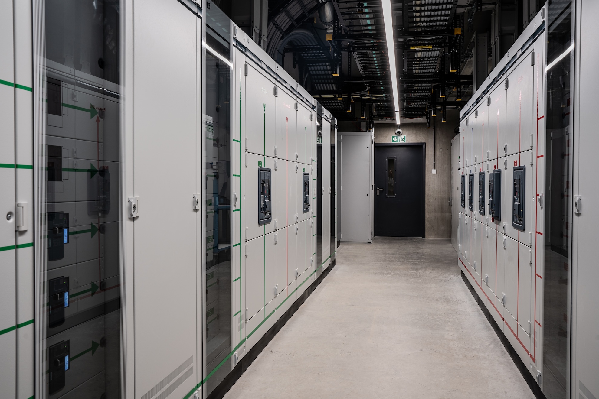 Tutti i componenti essenziali del data center sono prodotti in Europa (pompe di calore Trane, inverter ABB, ventilatori Ebmpapst, ecc.). Qui, i quadri elettrici Siemens, prodotti in Germania.