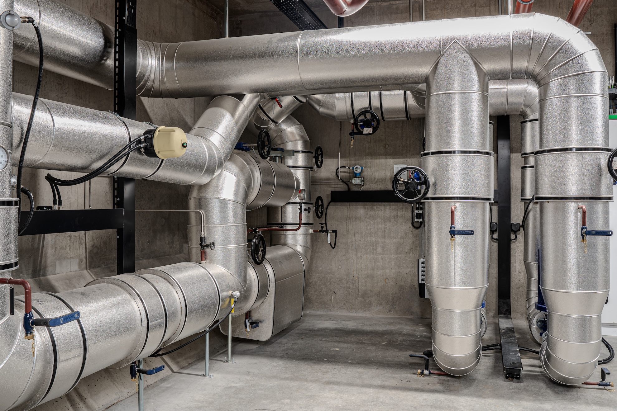 Questo data center utilizza due volte tutta l’elettricità che consuma: una prima volta per archiviare dati ed effettuare calcoli e una seconda per riscaldare abitazioni grazie al suo collegamento a una rete di teleriscaldamento.